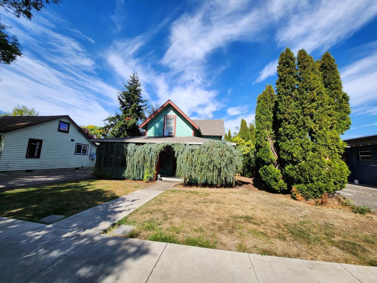 Eugene Lodge And International Hostel Exterior photo